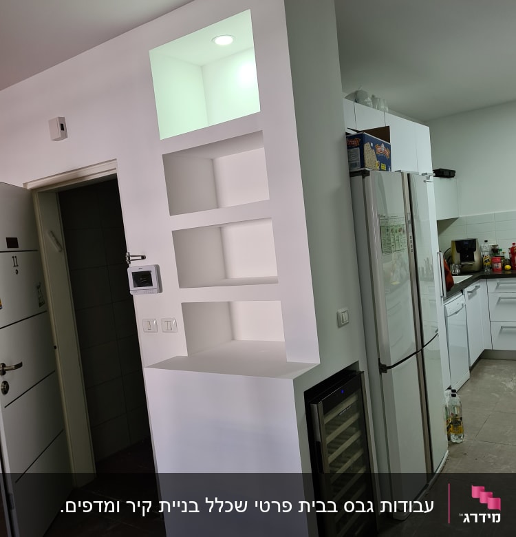מדפי גבס לבנים במטבח מודרני עם תאורה עליונה
